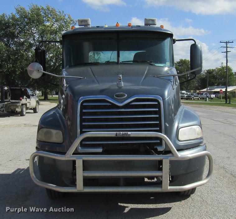 image for item DE5858 2007 Mack CXN613 semi truck