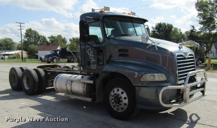image for item DE5858 2007 Mack CXN613 semi truck