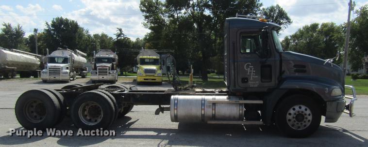 image for item DE5858 2007 Mack CXN613 semi truck