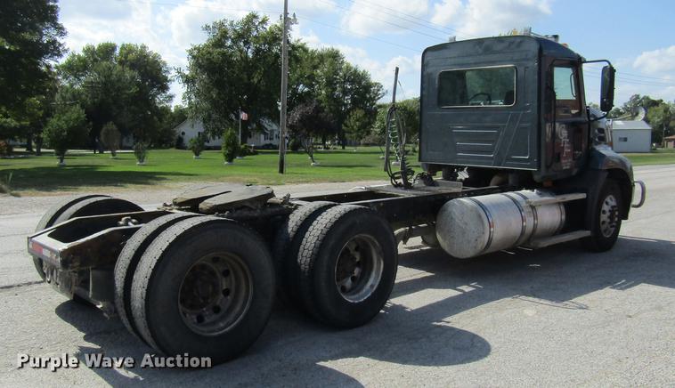 image for item DE5858 2007 Mack CXN613 semi truck