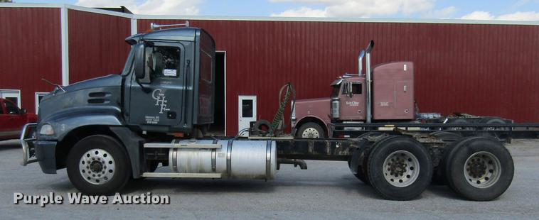 image for item DE5858 2007 Mack CXN613 semi truck