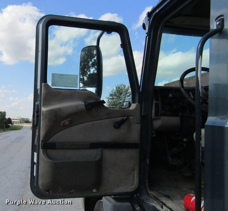 image for item DE5858 2007 Mack CXN613 semi truck