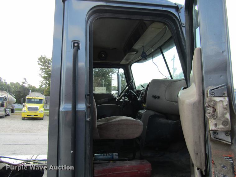 image for item DE5858 2007 Mack CXN613 semi truck