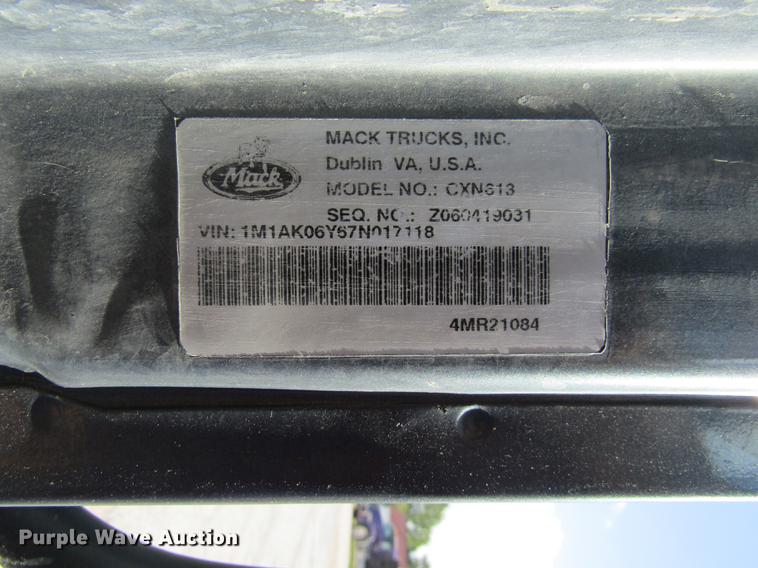 image for item DE5858 2007 Mack CXN613 semi truck