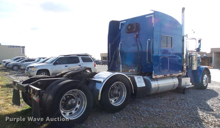 image for item DE7274 2007 Peterbilt 379 semi truck