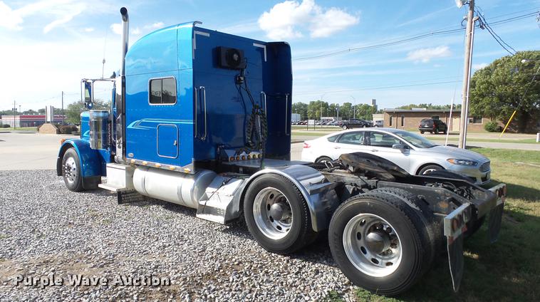 image for item DE7274 2007 Peterbilt 379 semi truck