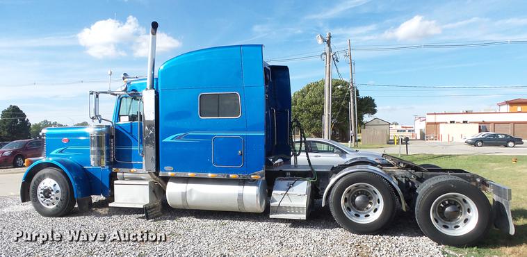 image for item DE7274 2007 Peterbilt 379 semi truck