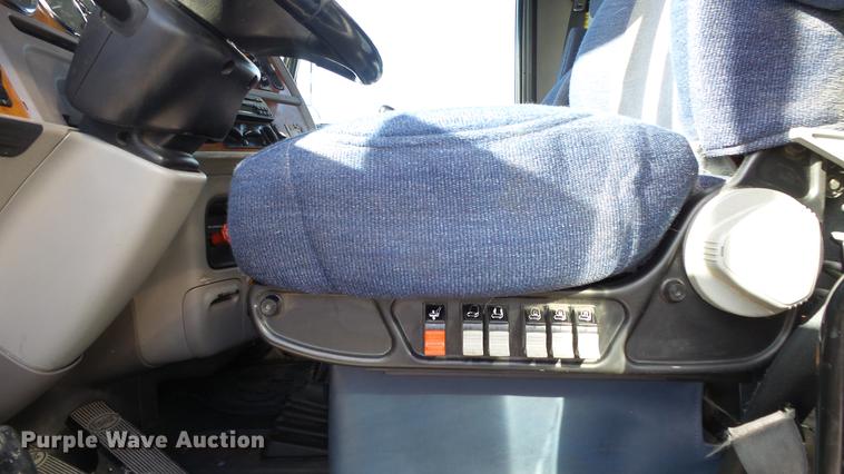 image for item DE7274 2007 Peterbilt 379 semi truck