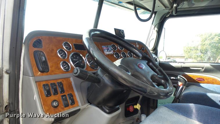 image for item DE7274 2007 Peterbilt 379 semi truck