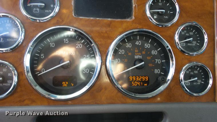 image for item DE7274 2007 Peterbilt 379 semi truck