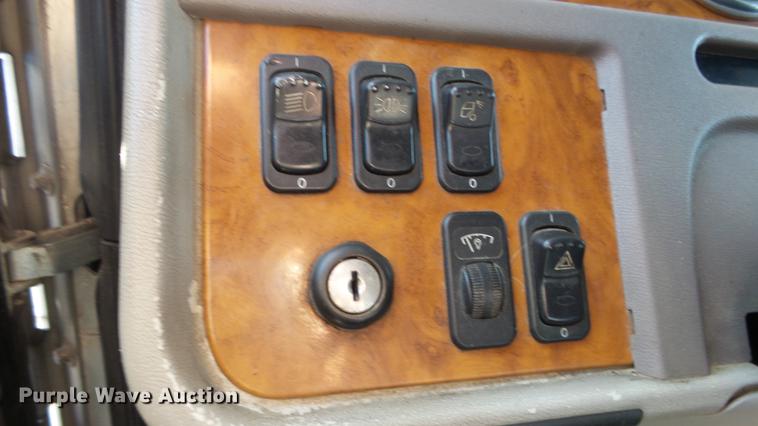 image for item DE7274 2007 Peterbilt 379 semi truck