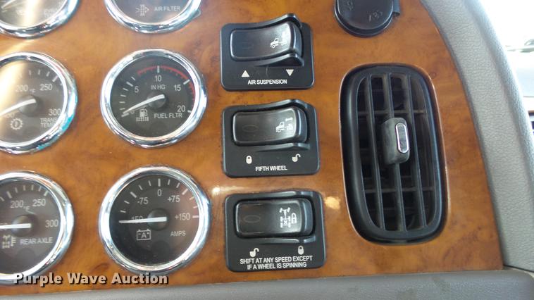 image for item DE7274 2007 Peterbilt 379 semi truck