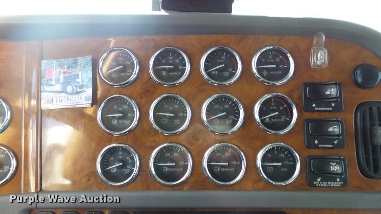 image for item DE7274 2007 Peterbilt 379 semi truck