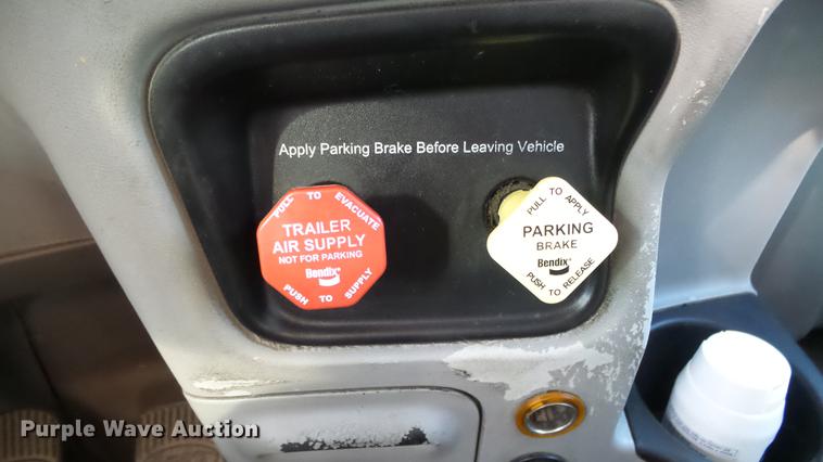 image for item DE7274 2007 Peterbilt 379 semi truck