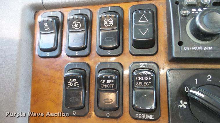 image for item DE7274 2007 Peterbilt 379 semi truck