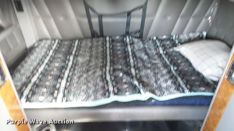 image for item DE7274 2007 Peterbilt 379 semi truck