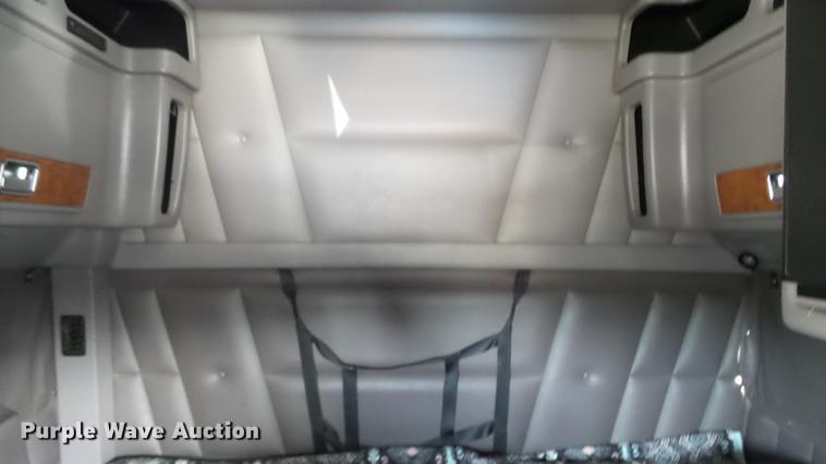 image for item DE7274 2007 Peterbilt 379 semi truck