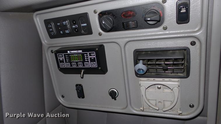 image for item DE7274 2007 Peterbilt 379 semi truck