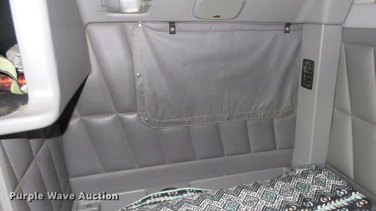 image for item DE7274 2007 Peterbilt 379 semi truck