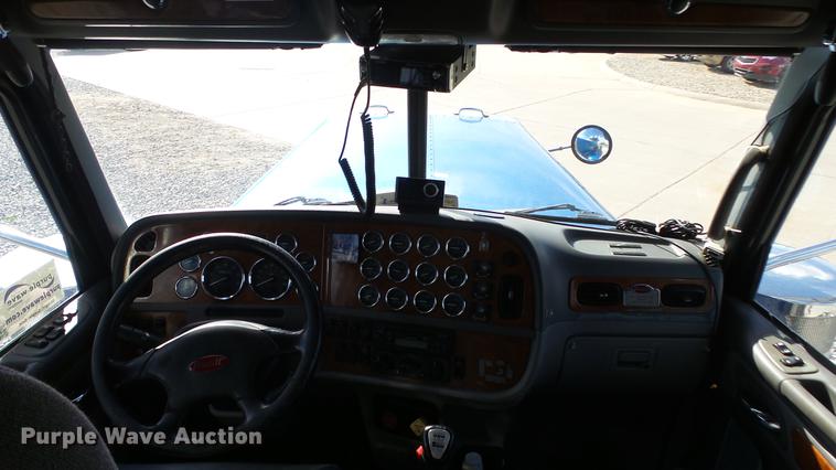 image for item DE7274 2007 Peterbilt 379 semi truck