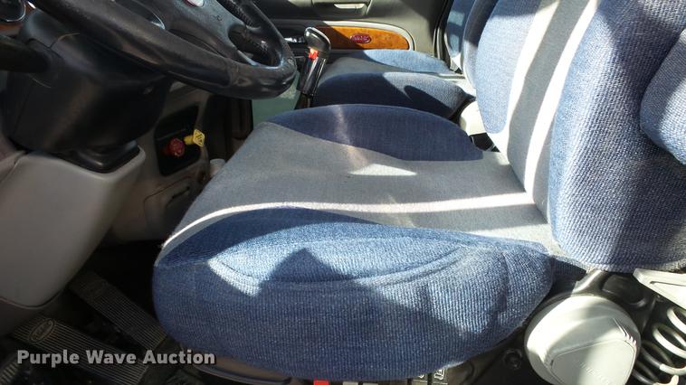 image for item DE7274 2007 Peterbilt 379 semi truck