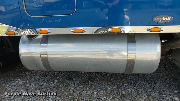 image for item DE7274 2007 Peterbilt 379 semi truck