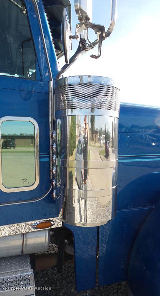 image for item DE7274 2007 Peterbilt 379 semi truck