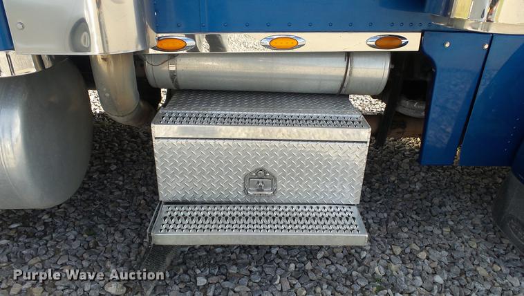 image for item DE7274 2007 Peterbilt 379 semi truck