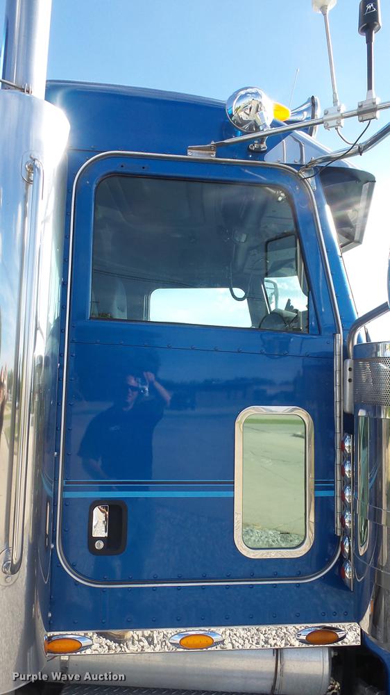 image for item DE7274 2007 Peterbilt 379 semi truck