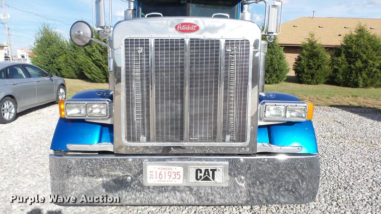 image for item DE7274 2007 Peterbilt 379 semi truck