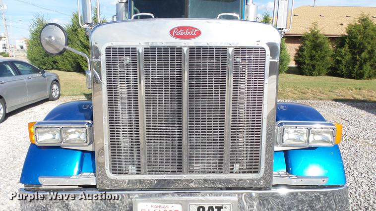 image for item DE7274 2007 Peterbilt 379 semi truck