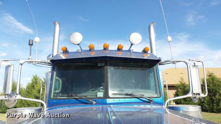 image for item DE7274 2007 Peterbilt 379 semi truck