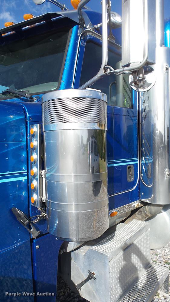 image for item DE7274 2007 Peterbilt 379 semi truck