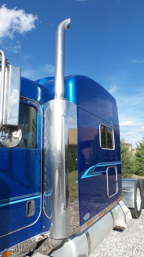 image for item DE7274 2007 Peterbilt 379 semi truck