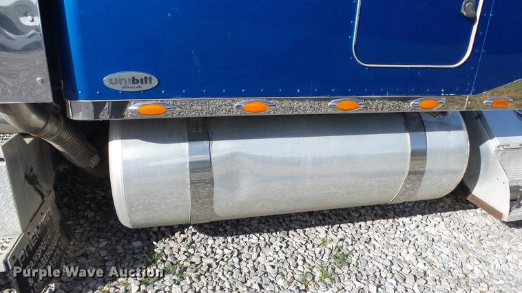 image for item DE7274 2007 Peterbilt 379 semi truck