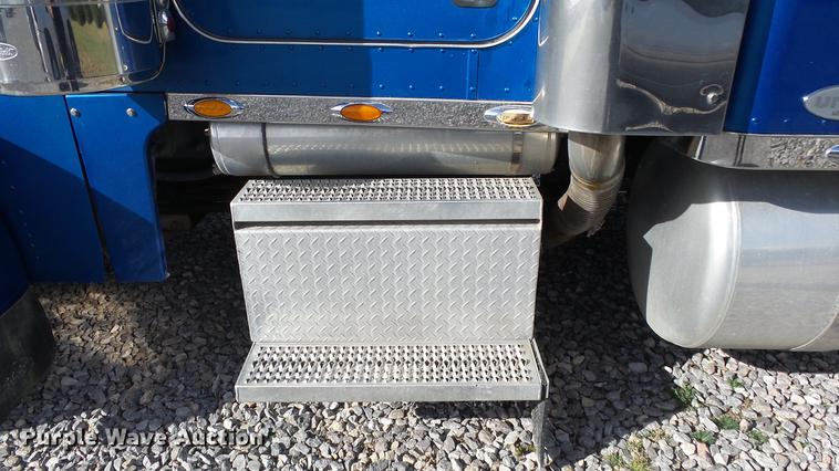 image for item DE7274 2007 Peterbilt 379 semi truck