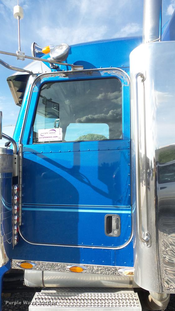 image for item DE7274 2007 Peterbilt 379 semi truck
