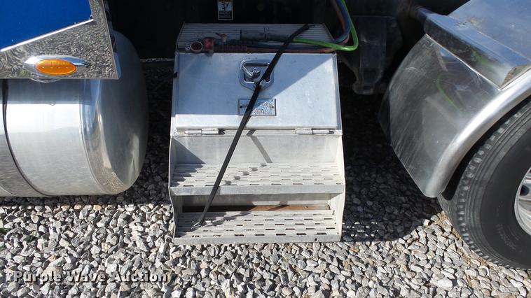 image for item DE7274 2007 Peterbilt 379 semi truck