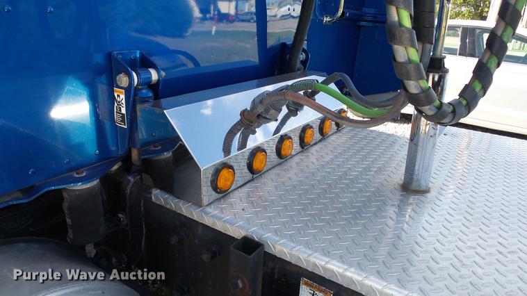 image for item DE7274 2007 Peterbilt 379 semi truck