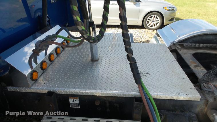 image for item DE7274 2007 Peterbilt 379 semi truck