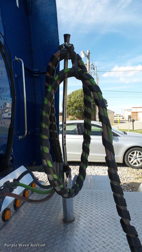 image for item DE7274 2007 Peterbilt 379 semi truck