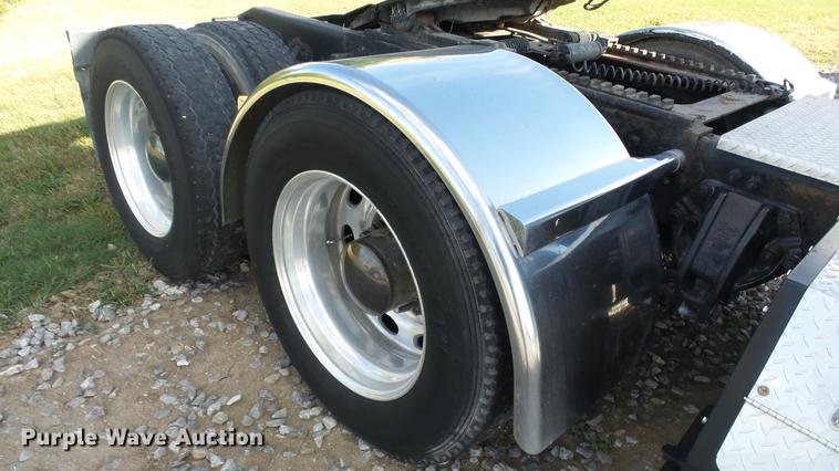 image for item DE7274 2007 Peterbilt 379 semi truck