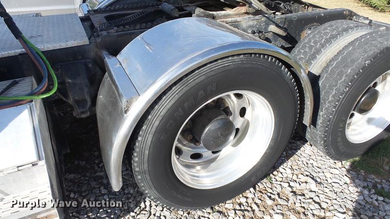 image for item DE7274 2007 Peterbilt 379 semi truck