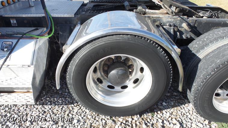 image for item DE7274 2007 Peterbilt 379 semi truck