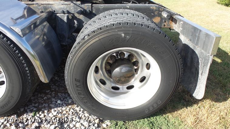 image for item DE7274 2007 Peterbilt 379 semi truck