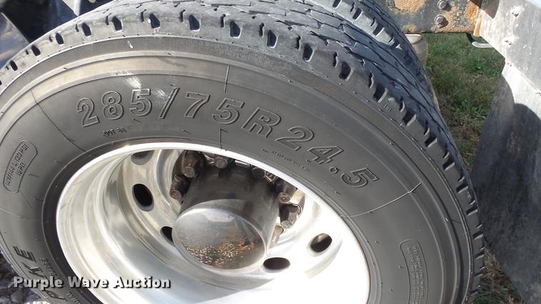 image for item DE7274 2007 Peterbilt 379 semi truck