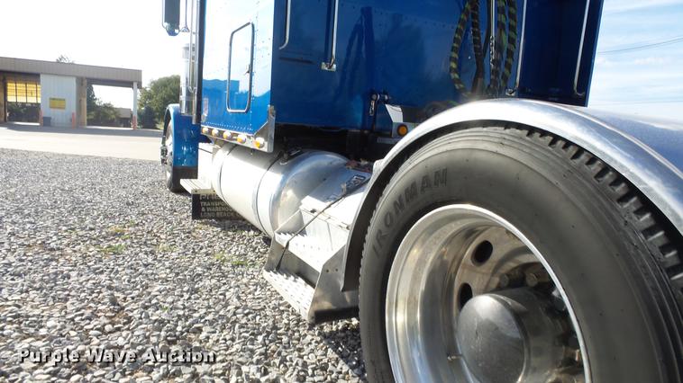 image for item DE7274 2007 Peterbilt 379 semi truck
