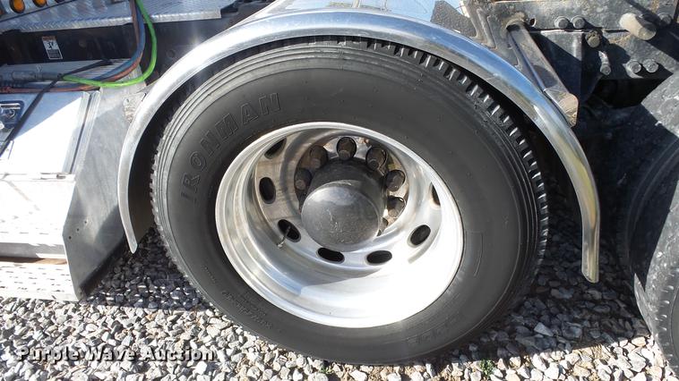 image for item DE7274 2007 Peterbilt 379 semi truck