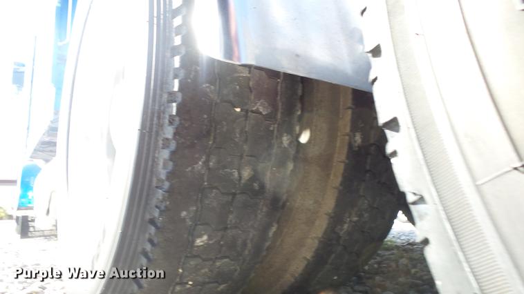 image for item DE7274 2007 Peterbilt 379 semi truck