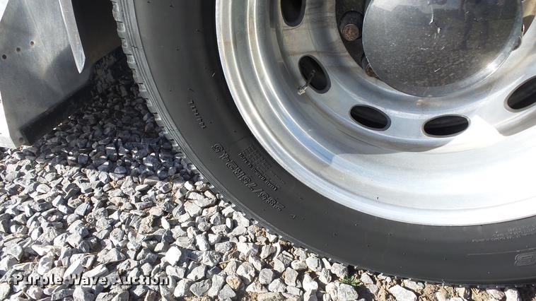 image for item DE7274 2007 Peterbilt 379 semi truck